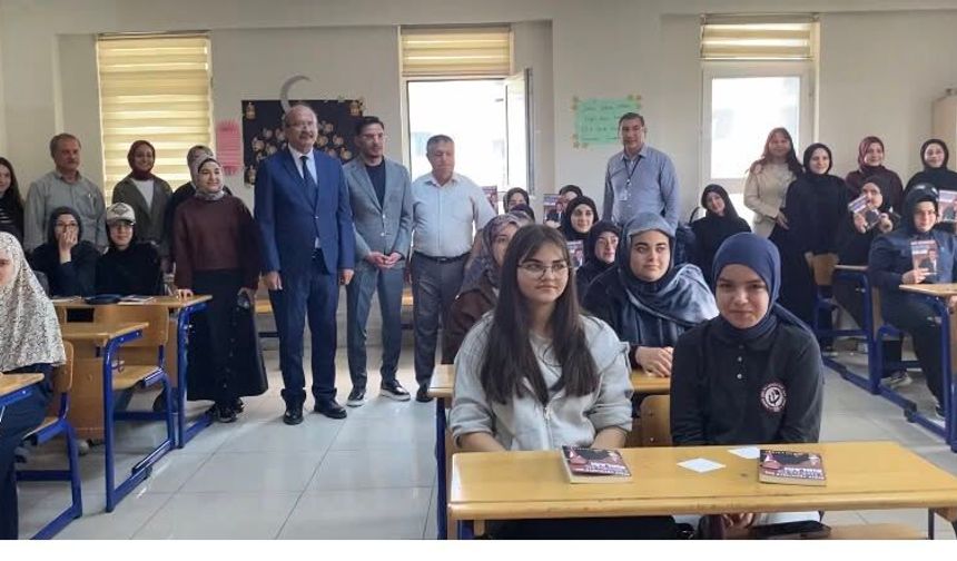Fahriye Arat Kız Anadolu İmam Hatip Lisesi'nde Okur-Yazar Buluşması