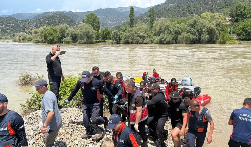 Kelkit Çayı’ndaki Acı Bekleyişte İlk Kara Haber! Oğuz Kale’nin Cansız Bedenine Ulaşıldı