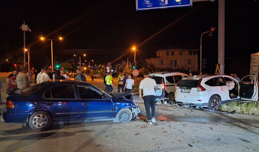 Niksar’da Zincirleme Kaza! Kırmızı Işık İhlali 5 Yaralı Getirdi