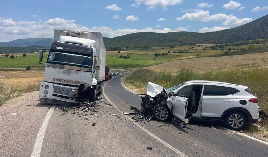 Zile’de Korkutan Kaza! Otomobil Kamyonla Çarpıştı, 4 Yaralı