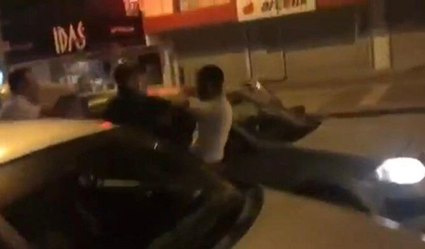 Ankara'da iki sürücü trafikte yumruklu kavga etti