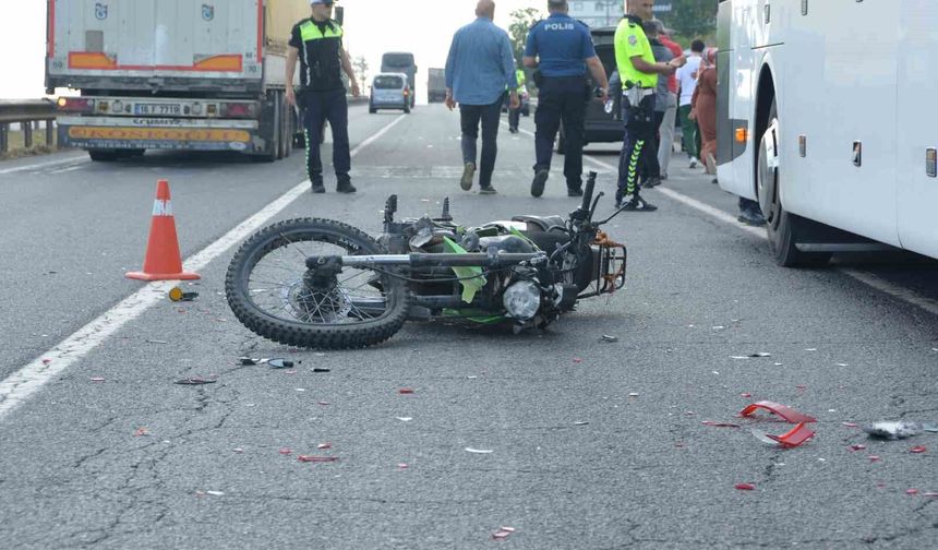 Arızalanan otobüse çarpan motosiklet sürücüsü, otomobilin çarpması sonucu can verdi