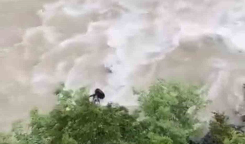Artvin'de bir otomobil Çoruh Nehri'ne düştü; baba ile oğlu aranıyor