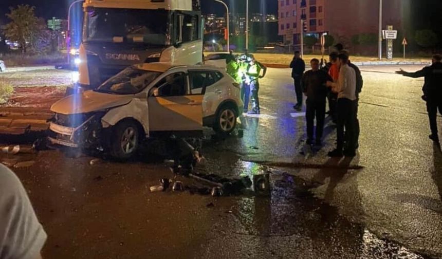 Bayburt'ta tır cipe çarptı: 1 yaralı