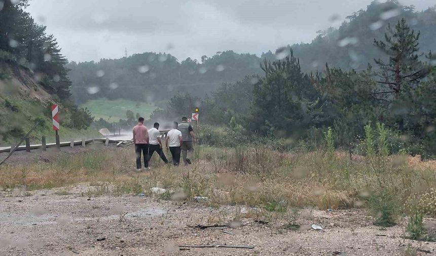 Bolu'da virajı alamayan hafif ticari araç yoldan çıktı: 3 yaralı