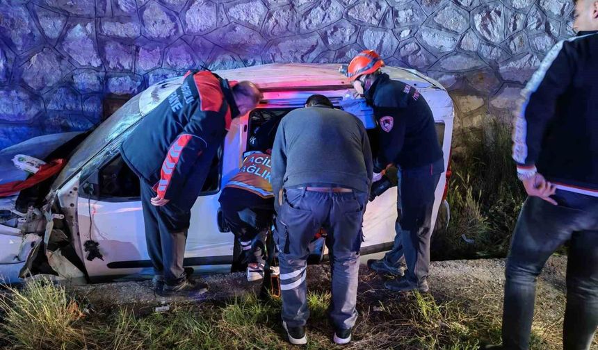 Çorum'da hafif ticari araç istinat duvarından yan yola uçtu: 2 yaralı