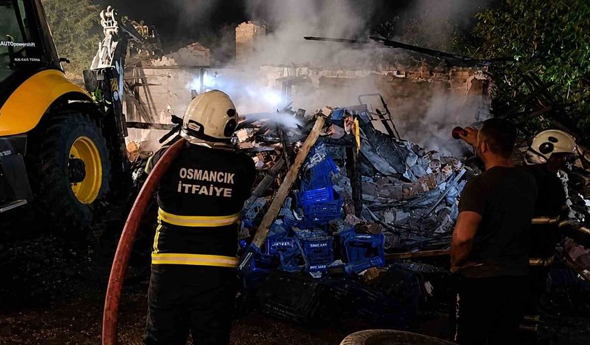 Çorum'da metruk bina alevlere teslim oldu