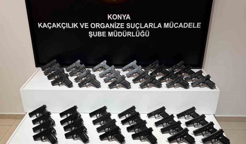 Durdurulan araçtan 65 ruhsatsız tabanca çıktı