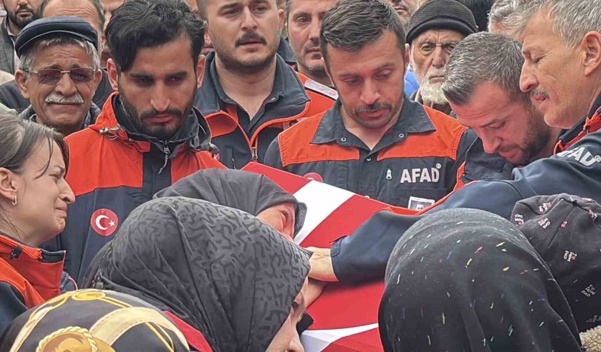 Eşi tabutuna son kez sarıldı, babası namazını kıldırdı: AFAD personeline hüzünlü veda