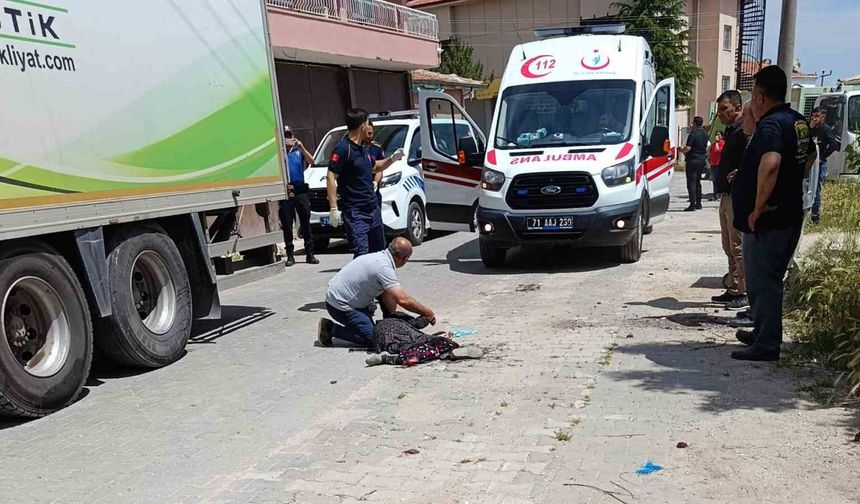 Kamyonun çarptığı yaşlı kadın ağır yaralandı