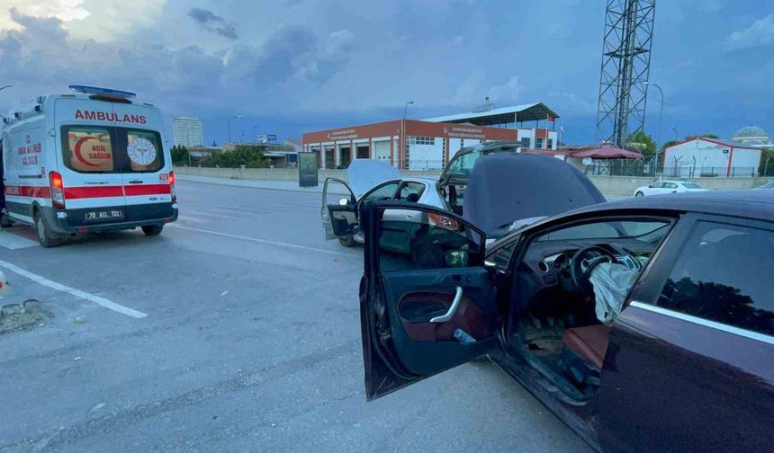 Karaman'da iki otomobil çarpıştı: 1 yaralı