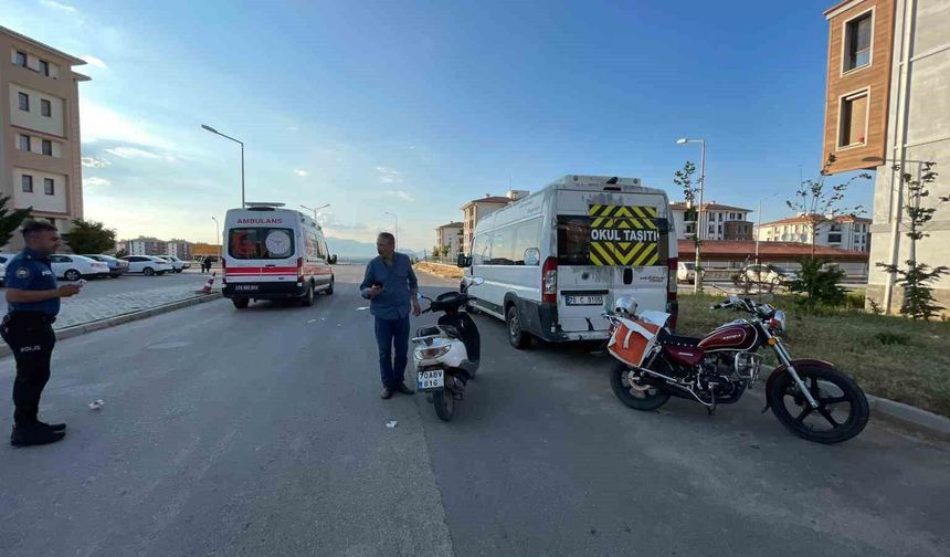 Karaman'da minibüse çarpan motosikletin sürücüsü yaralandı
