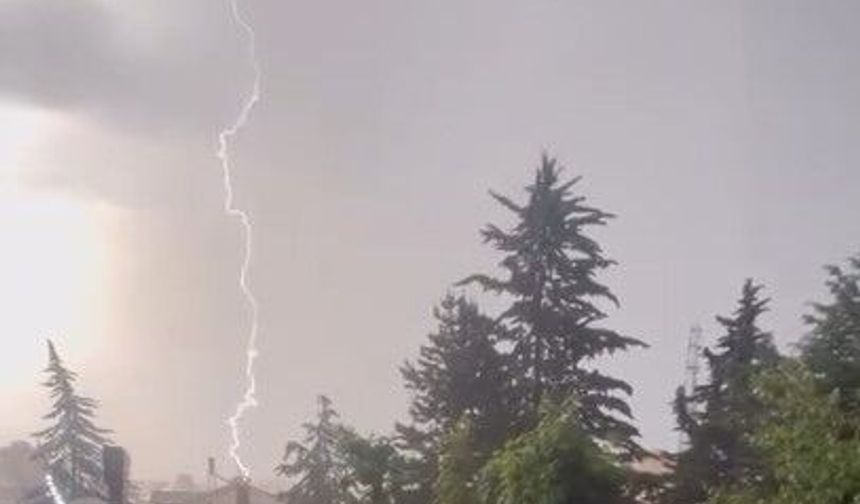 Kastamonu'da alev alev yanan jimnastik salonuna yıldırımın düşme anı kamerada