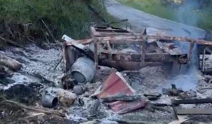 Kastamonu'da park halindeki karavan ile iş makinesi yandı
