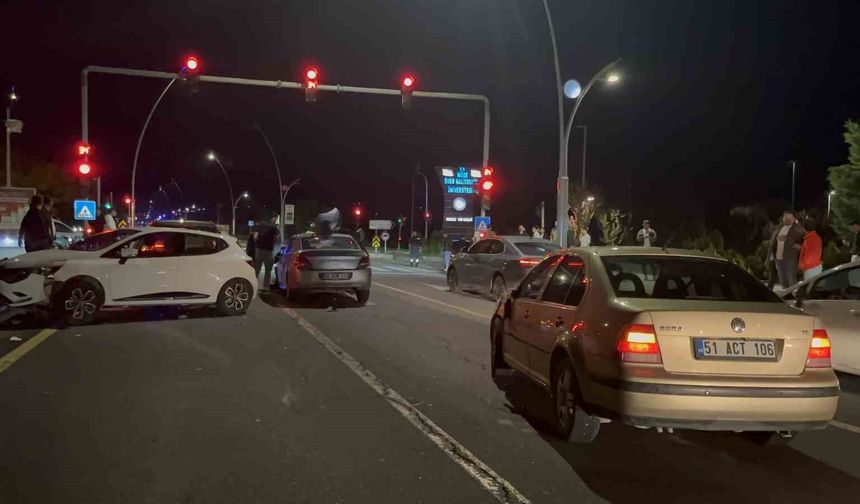 Niğde'de 5 aracın karıştığı zincirleme kaza: 2 yaralı