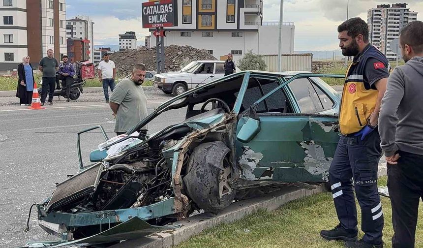 Refüje çıkan otomobil hurdaya döndü: 1'i ağır 4 yaralı
