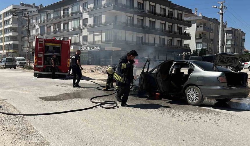 Seyir halindeki otomobil yandı