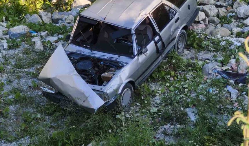 Sinop'ta otomobil şarampole uçtu: 2 yaralı
