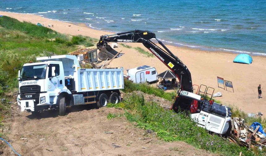 Sinop'ta sahildeki kaçak yapılara yıkım operasyonu