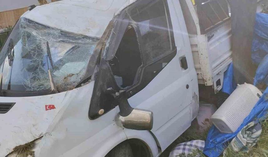 Sivas'ta kontrolden çıkan kamyonet duvara çarptı: 4 yaralı