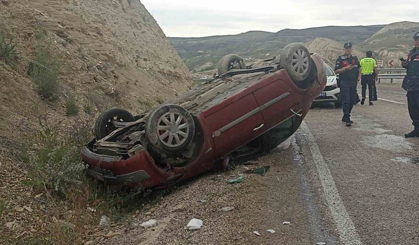 Sivas'ta otomobil takla attı: 2'si ağır 3 kişi yaralandı
