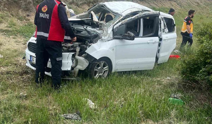 Sivas'ta takla atan otomobilde 5 kişi yaralandı