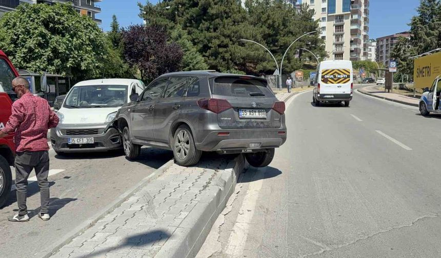 SUV ile hafif ticari araç çarpıştı: Baba ve 2 yaşındaki oğlu yaralandı