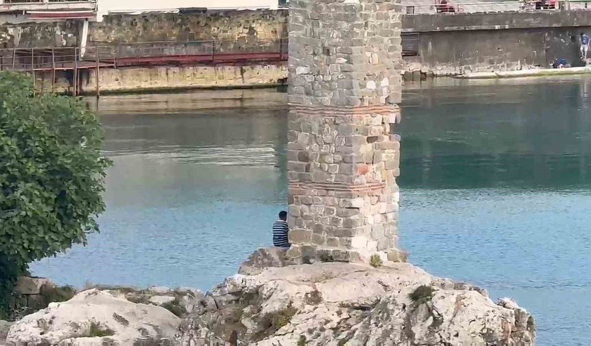 Tarihi yapıları sprey boyayla boyadılar