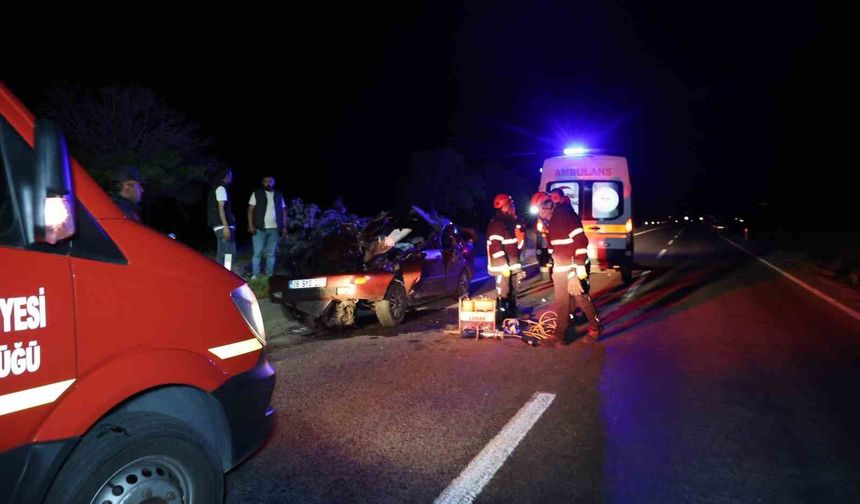 Tırın tamponu otomobile ok gibi saplandı: 1 ölü