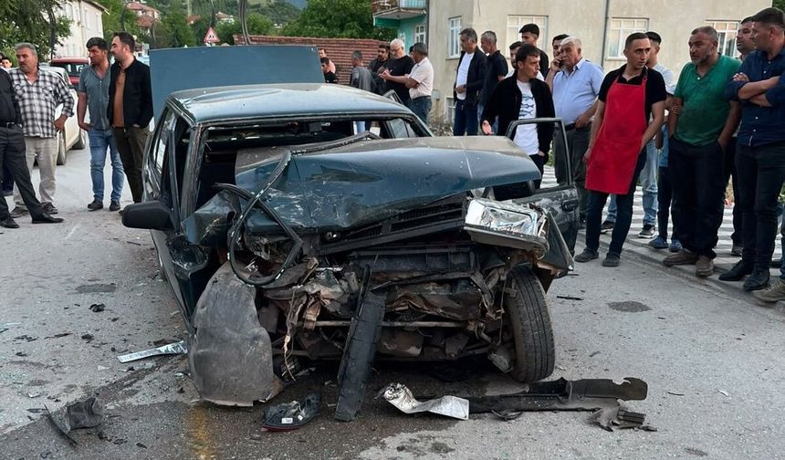 Yozgat'ta freni patlayan otomobil iki araca çarptı: 6 yaralı
