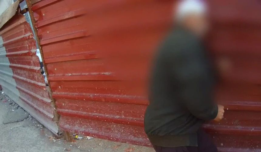 Zonguldak'ta zabıtaya direnen yaşlı adam başını defalarca demir kapıya vurdu