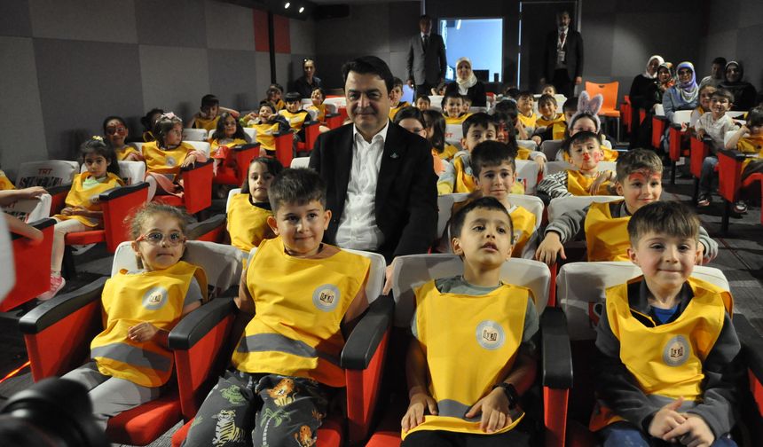 TRT Gezici Sinema Tırı Çocuklarla Buluştu! Vali Köklü'den Anlamlı Ziyaret
