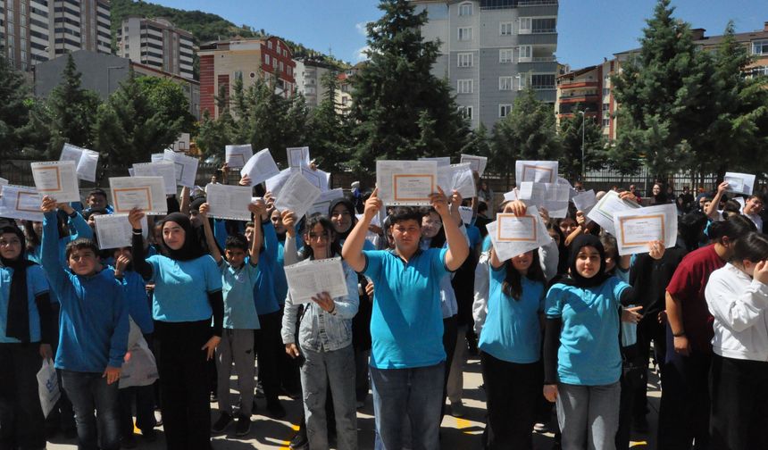Tokat’ta 100 Bini Aşkın Öğrenci İçin Yaz Tatili Başladı! Karne Heyecanı Behzat-ı Veli İmam Hatip Ortaokulu’nda Yaşandı