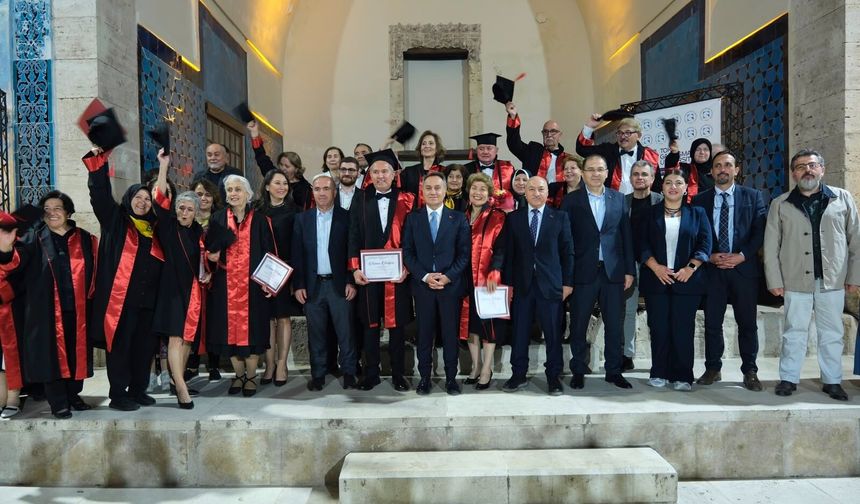TOGÜ Tazelenme Üniversitesi’nde İlk Mezuniyet Coşkusu! 60 Yaş Üstü Öğrenciler Kep Attı