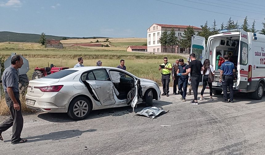 Yeşilyurt İlçe Girişinde İki Otomobil Çarpıştı! 2 Yaralı