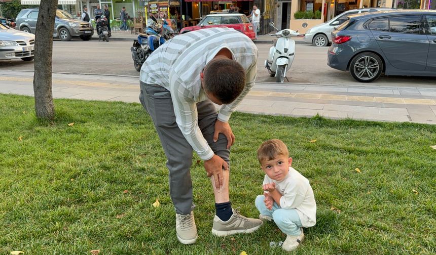 Bacağında Keneyle Söz Kesti! Dostunun Mutlu Günü İçin Sağlığını Erteledi