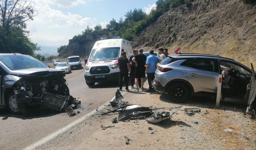 Niksar-Ünye Yolunda İki Otomobil Kafa Kafaya Çarpıştı! 10 Yaralı