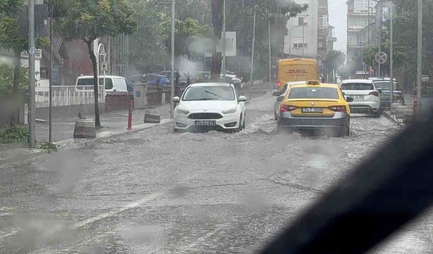 Amasra'da sağanak alarmı: Cadde ve sokaklar göle döndü