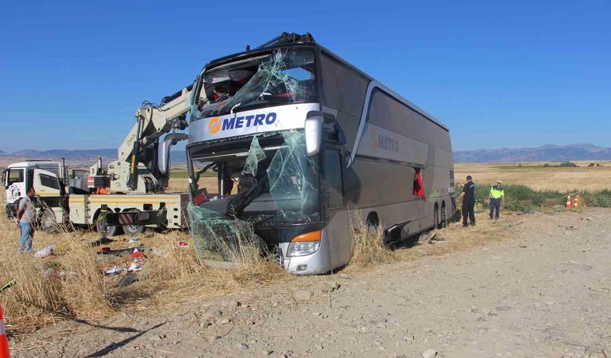 Amasya'da çift katlı otobüs kazası: 2'si ağır 46 yaralı