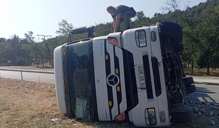 Amasya'da elektronik eşya yüklü tır devrildi