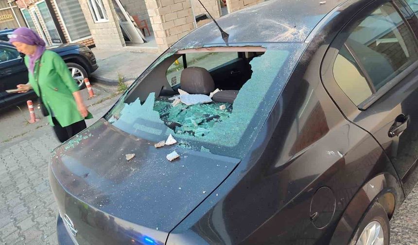 Apartmanın 5. kat balkonundan kopan beton parçaları park halindeki otomobilin üstüne düştü