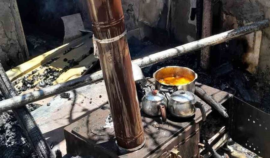 Avludaki soba, yangına neden oldu