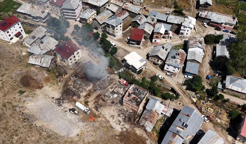 Bayburt'ta çıkan yangında hasar gören 5 ev ve 3 samanlık havadan görüntülendi