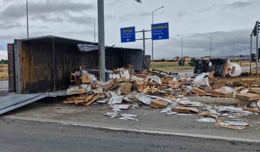 Çorum'da tır ile tankerin çarpıştı:2 yaralı