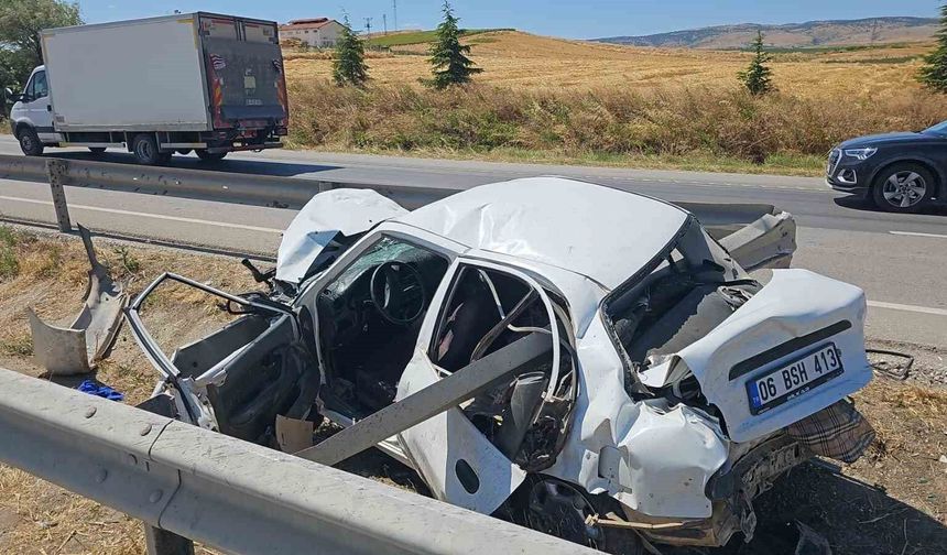 Çorum'da tırla çarpışan otomobil bariyerlere saplandı: 1 yaralı