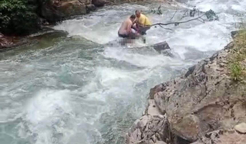 Dereye düşen turstin cansız bedenine ulaşıldı, arkadaşı kurtarıldı