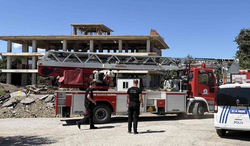 Düzce'de bunalıma giren genç kadın çatıya çıktı