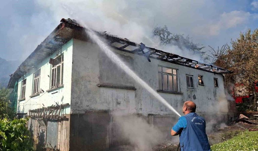 Düzce'de çıkan yangında tek katlı ev kullanılamaz hale geldi