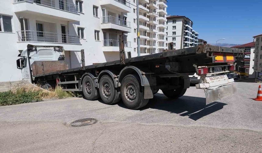 Facianın eşiğinden dönüldü: Freni boşalan tırın apartmana çarpma anı kameraya yansıdı