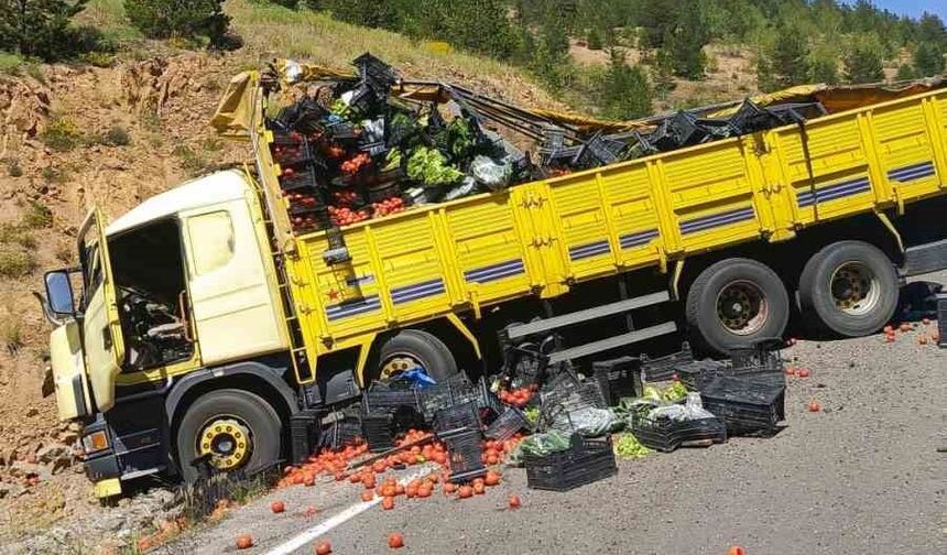Gümüşhane'de sebze yüklü kamyon otomobile arkadan çarptı: 4 yaralı
